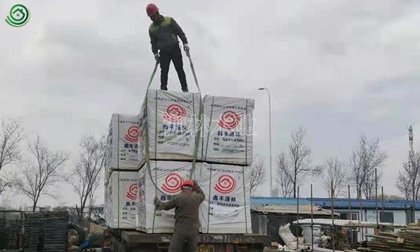 承德_石家莊工地建筑模板木方到貨卸車(chē)